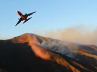 山火事に立ち向かう元旅客機。消防用に改造されたDC-10による空中消火の様子。