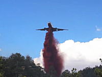 小型機と比べて圧倒的な水量！DC-10の空中消火を正面から撮影したビデオ。