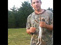 狩りで捕まえたウサギから内臓を絞り出すワザを解説したビデオがグロい(@_@;)