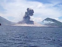 伝わる衝撃波と大きな爆発音！パプアニューギニアで撮影された火山爆発の瞬間。