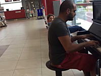 プラハ国際空港には搭乗口の近くにピアノが置いてある！？を演奏した動画が人気に