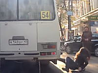 あぶねえ(@_@;)バスから降りた女性がそのまま引きずられてしまうピンチ動画。
