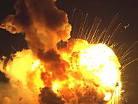 本日のアンタレスロケット打ち上げ失敗映像。ちょっと上昇して爆発して墜落どーん