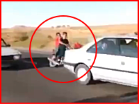 不幸すぎる事故。結婚式の車列に突っ込みかけた二人乗りのバイクが・・・。