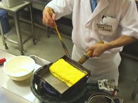 プロのワザ。職人の作るダシ巻き玉子焼の作り方を見て覚えてしまおう動画。
