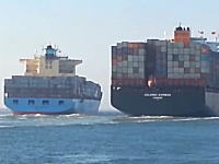 スエズ運河で大きな貨物船同士が衝突。その瞬間の映像が撮影されていた。