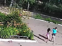 タタールスタンで歩いていた少女二人が倒れてきた足場の下敷きになってしまう。