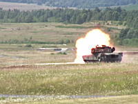M1エイブラムス。移動する的を標的にした戦車砲の発射訓練の様子。弾がみえる。