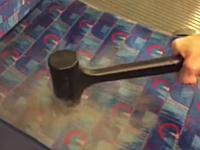 電車の座席はこんなにも汚い？検証した動画が某板で人気になっているらしい。