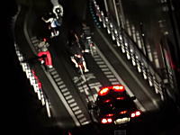 福岡には自転車でパトカーの走行を妨害する自転車珍走団というのがある動画。