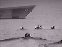 ソマリアの海賊たちがアメリカのミサイル巡洋艦にボコられている映像。なぜ攻めた