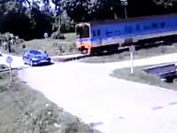 跡形もない。遮断機が下りた踏み切りに進入した車が電車と衝突して2名が即死。