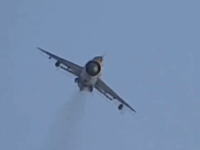 MiG-21に狙われた人たち。ミグが投下した爆弾がすぐ近くに着弾する瞬間。シリア。