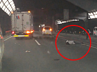プリウスは逃走？埼玉で撮影されたすり抜けスクーターが軽四に激しく突っ込んでしまう事故の瞬間。