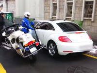 韓国の白バイ警官が強いｗｗｗと人気になっている動画。逃走を図る車に警棒だけで猛追する。