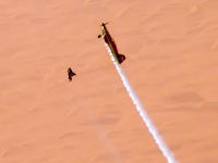 飛行機と飛行人間の競演。ジェットマンとプロペラ機がドバイ上空で曲技飛行。