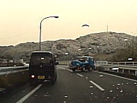徳島でバキュームカーがガードレールに衝突してしまう瞬間。中身が出なくてよかったなｗｗｗ