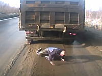 ガチで死にかけ。トラックが急に動き出して下に潜っていた男性が死にかける動画