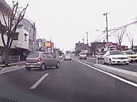 どっちが悪い事故。福岡でバイク屋さんから出てきた軽自動車にうｐ主がドーン