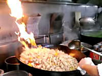 中華料理は体力勝負！60人前の料理を特大の中華鍋で一気に炒める料理人のお仕事。