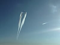 こんな近くを飛ぶことがあるのか。上空でボーイング747とすれ違った動画。
