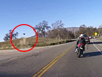 カーブを曲がり損ねたバイクの男性が斜面で跳ねて飛んで行ってしまう動画