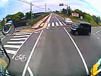 「止まれ」を無視して交差点に進入した軽四をぶっ飛ばしたトラックの車載ビデオ