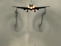 ジェット旅客機が大空に描く巨大な渦。雲に突入する瞬間だととても分かりやすい。
