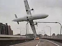 台湾で旅客機が墜落。その瞬間を捉えた凄いドライブレコーダー映像が投稿される