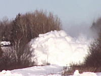 雪国動画。カナダの貨物列車がなんだか激しいｗｗｗこれ絶対前見えてないだろｗｗ