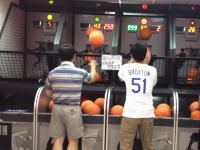 いい汗かいたｗｗｗ中国のゲームセンターにもの凄いおっさんがいた動画。