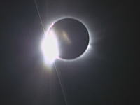 20日にフェロー諸島で撮影された完璧な皆既日食のビデオ。雲の上から撮影。