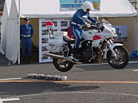 300キロはある重たいバイクを軽々とジャンプさせる白バイのスーパーテクニック。