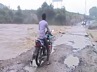氾濫した川をバイクで渡ろうとした男性が・・・。これは亡くなってしまった予感。