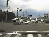 交差点で起きた危険な事故ドラレコ。右折の軽四と直進の軽四が正面衝突。