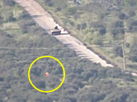 軍事動画。蛇行しながら飛ぶTOWミサイルがシリア軍の歩兵戦闘車に命中する瞬間。