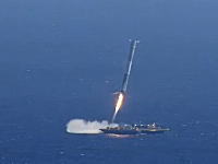 国際宇宙ステーションの補給ミッションから帰還したファルコン9ロケット。着陸に失敗して爆発。