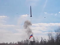 発射したS-300ミサイルが上昇できずに発射場所に落ちてくる危険なアクシデントの映像。