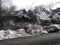 メキメキバキバキ。ロシアで撮影されたゆっくりと道路を飲みこむ地すべりの映像。