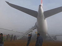 着陸に失敗して滑走路を飛び出したトルコ航空のエアバスA330型機の機内映像と脱出時の様子。