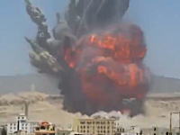イエメンの武器庫をサウジが空爆。その瞬間の映像がネットにアップされる。