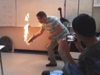 教室を火の海に？？これはなかなか派手な化学の実験ビデオ。ちょっと熱い。
