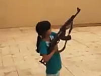 少女にAK-47を与えたら死ぬ危険性がある。というヤバい映像をご覧ください。