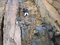 痛いライブリーク。岩登りをしていた男性が足を滑らせて落下してしまう瞬間。