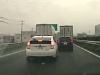 名阪国道で前がトラックで詰まっているのに煽りまくるDQNプリウス。どうしろと？ｗ