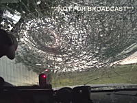 これはこええ(@_@;)特大の雹に襲われた車の車内映像。フロントガラスを突き抜けそう。