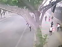 中国蘭州市で強風により歩道脇の壁が20メートルに渡って崩れ2名が下敷きになり死亡。そのビデオ。