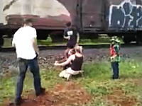 馬鹿じゃないの。線路で記念撮影しようとしていた家族が貨物列車にはねられる瞬間。