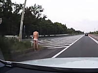 露出狂！？愛知の国道沿いに下着姿の女性が棒立ちしてたドライブレコーダー
