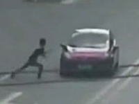 これは当たり屋なのか？走行中の車の側面に飛び込んで跳ね返される男の映像が撮影される。